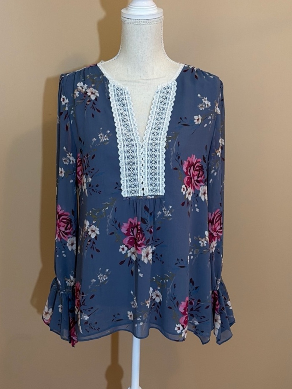 White House Black Market Size 10 Gray Floral Long Bell Sleeve Crochet Detail Top
